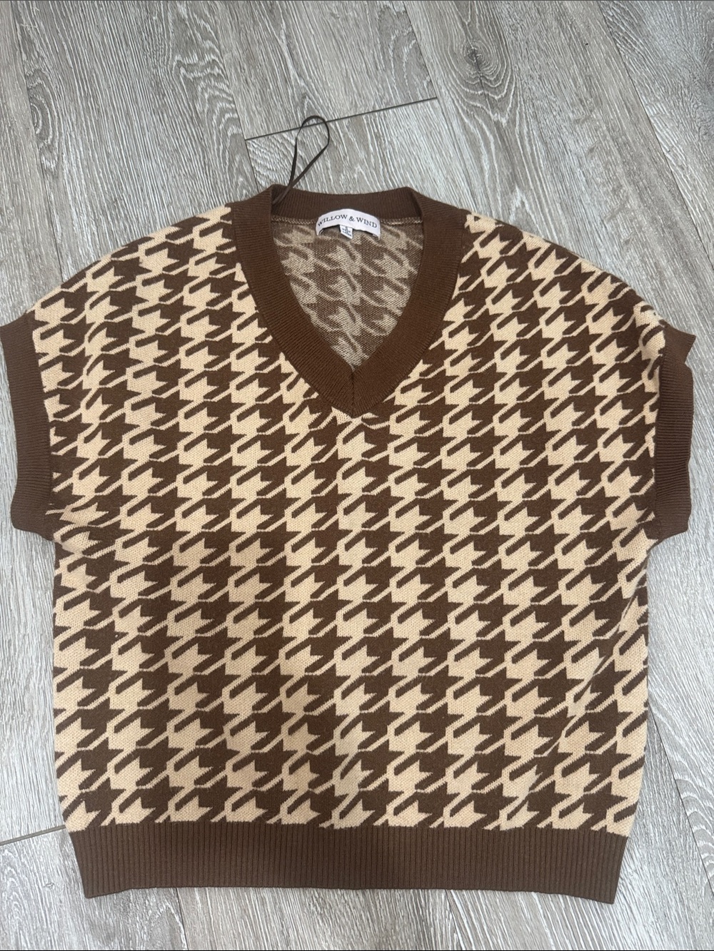 Willow & Wren Brown/Cream Houndstooth V-Neck Sweater Vest